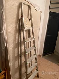 Scala pieghevole in alluminio