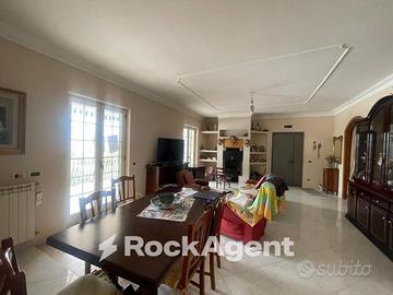 AMPIO APPARTAMENTO CON PICCOLO SPAZIO ESTERNO E PO