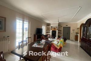 AMPIO APPARTAMENTO CON PICCOLO SPAZIO ESTERNO E PO