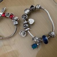 Due bracciali Pandora con 10 ciondoli l’uno