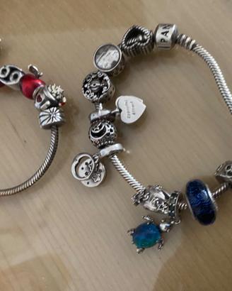Due bracciali Pandora con 10 ciondoli l’uno