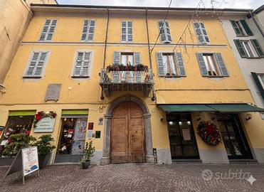 Palazzo / Stabile di 1230 m² con più di 5 locali a