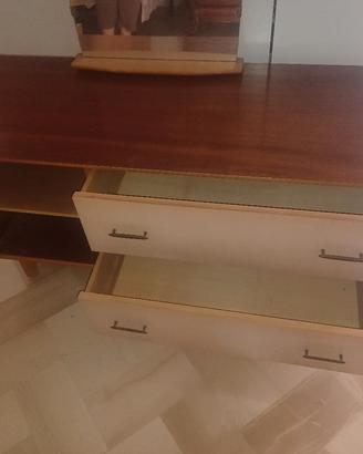 cassettiera con specchi