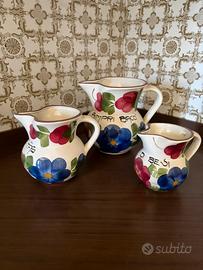 Tris di caraffe in ceramica dipinte a mano