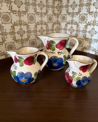 Tris di caraffe in ceramica dipinte a mano