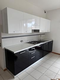 Cucina bianco nero lucido con finiture in acciaio