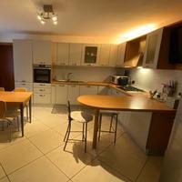 Bancone colazione con sgabelli