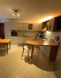 Bancone colazione con sgabelli