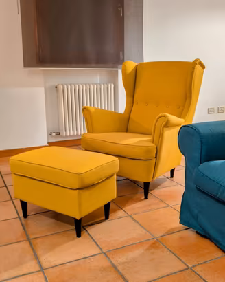 Poltrona IKEA STRANDMON con poggiapiedi