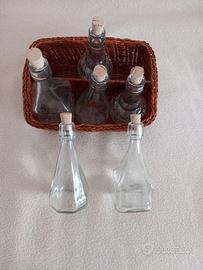 6 bottigliette mai utilizzate con cestino in vimin