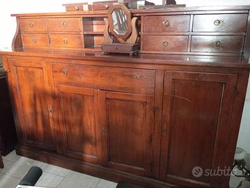 Credenza in legno con alzata e cassetti