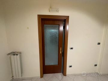 Porta scorrevole in vetro e legno