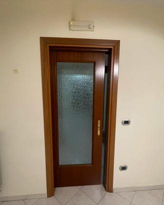 Porta scorrevole in vetro e legno