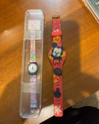 coppia orologi swatch originali disney e colorato