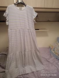 Vestito estivo bianco a righe nuovo
