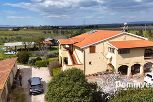 Rustico / Casale di 292 m² con più di 5 locali e b