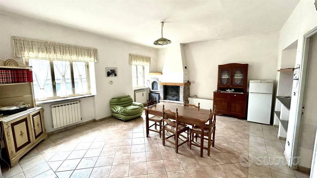 Rustico / Casale di 530 m² con più di 5 locali a T - Altro