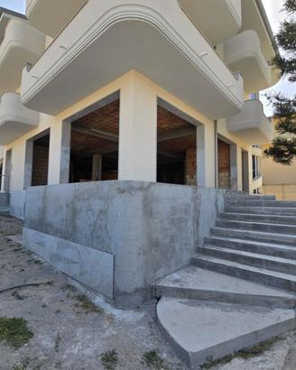 Locale Commerciale C1 Nuovo + Cortile Lazzaro