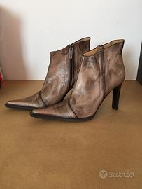 Stivaletti donna color tortora a punta