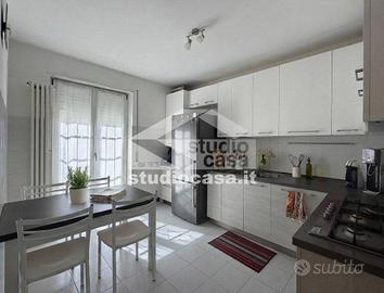 Appartamento di 118 m² con 4 locali e box auto a R