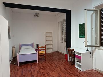 Camera grande per studentessa