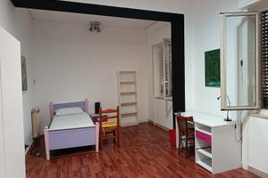 Camera grande per studentessa