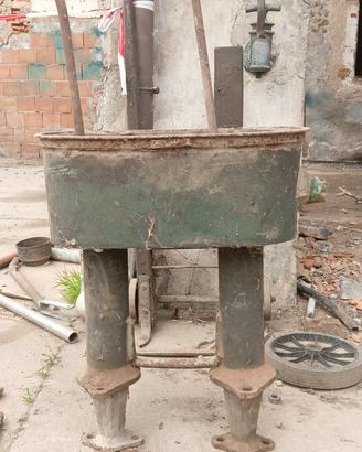 pompa acqua a mano antica