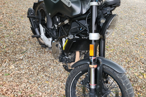 Moto 125 Husqvarna svartpilen