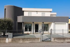 Capannone con uffici, servizi ed abitazione