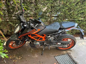 KMT Duke 125 del 2022 con 4541 km