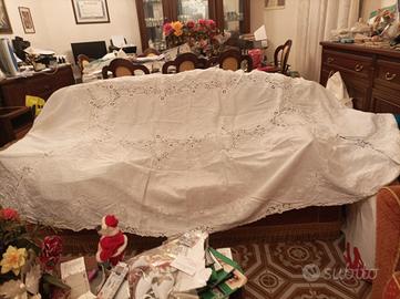Tovaglia di pizzo Cantù.