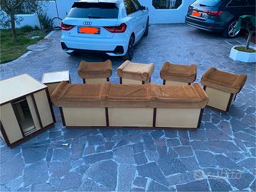 Set di pouf e armadio minibar con illuminazione