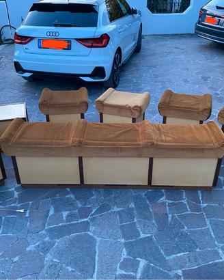 Set di pouf e armadio minibar con illuminazione