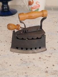 Ferro da stiro antico in ghisa primi '900 perfetto