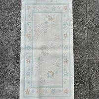 Tappeto con frange bianco e azzurro