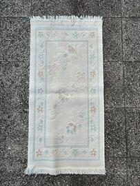 Tappeto con frange bianco e azzurro