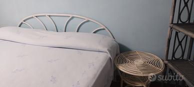 Spalliera letto e tavolinetto in  bambù 