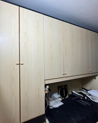 Cameretta da letto a ponte con armadi e libreria