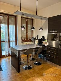Cucina moderna completa di elettrodomestici
