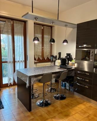 Cucina moderna completa di elettrodomestici