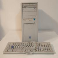 Case PC Vintage con tastiera Floppy e CD