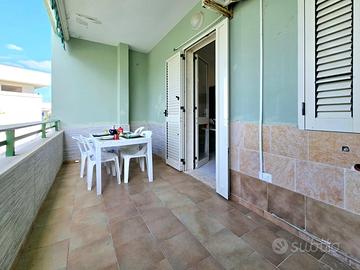 Bilocale climatizzato con posto auto a Baia Verde