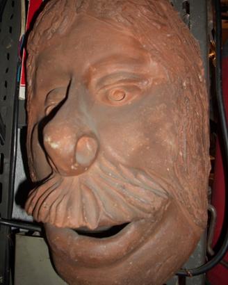 maschera in terracotta