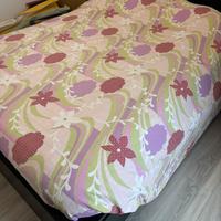 Letto matrimoniale con rete a doghe e cassetti.