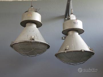 Vecchia lampada industriale fabbrica