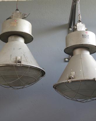 Vecchia lampada industriale fabbrica