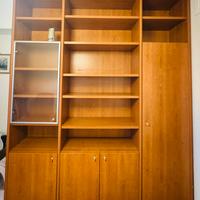 Libreria mobile con ripiani