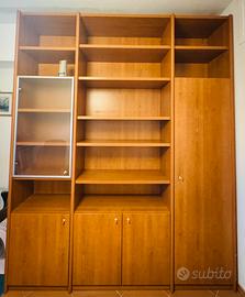 Libreria mobile con ripiani