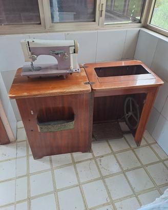 macchina da cucire con mobiletto