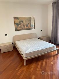 Letto matrimoniale, due comodini, cassettone